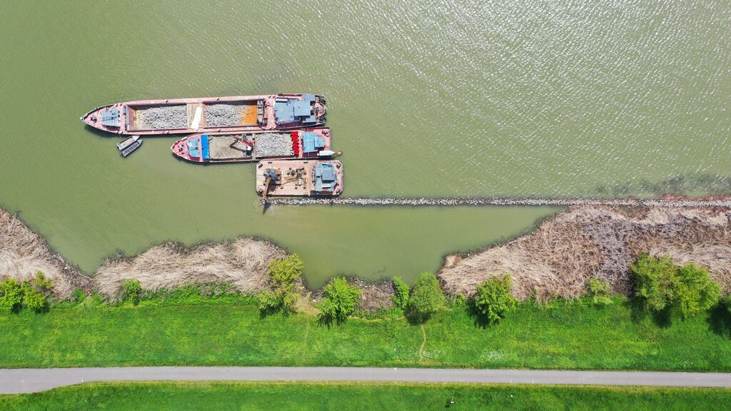 Kőmunkákkal folytatódik a Tisza-tó védelmi rendszerének rekonstrukciója