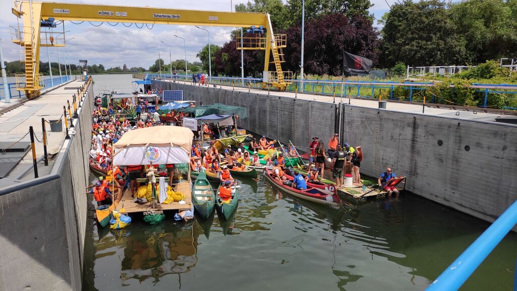 KÖTIVIZIG bronzérem a PET kupán